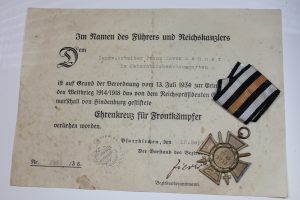 Documento de concesión de la Cruz de Honor