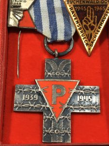 medalla cruz de auschwitz