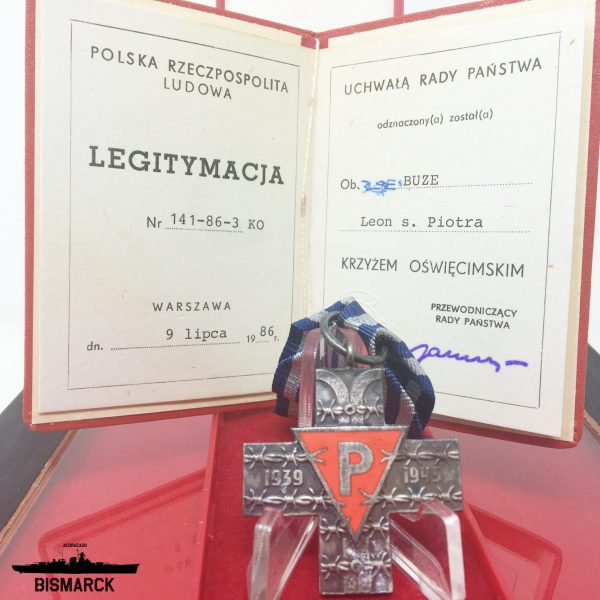 Medalla Cruz de Auschwitz con documento
