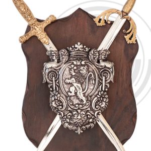 Panoplia con escudo de armas y 2 espadas.
